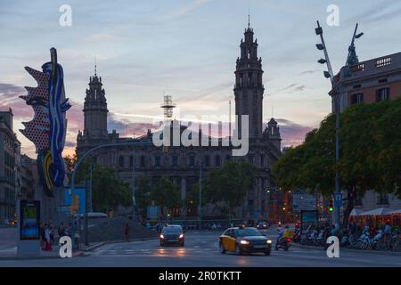 Barcellona, Spagna - 08 2018 giugno: Ufficio postale a Plaza d'Antonio López al tramonto. Foto Stock