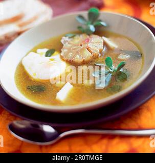 Zuppa di aglio con purslane Foto Stock