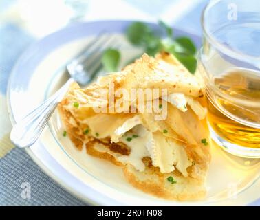 Crêpe riempito con Camembert e bicchiere di sidro bretone Foto Stock