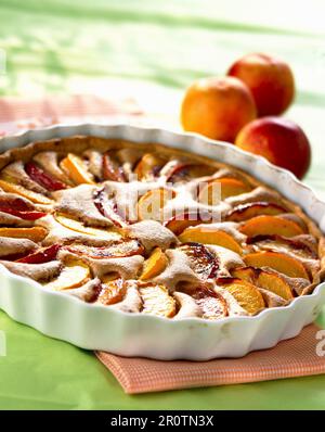 Crostata di pesche e nettarine con crema di mandorle Foto Stock