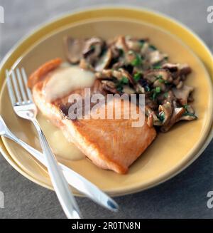 In padella il salmone con porcini Foto Stock