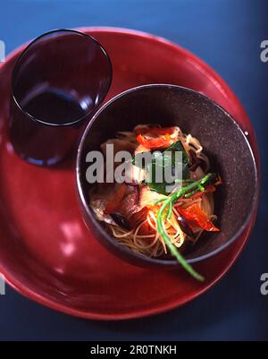 Bar con pasta al pomodoro e alghe al vapore Foto Stock