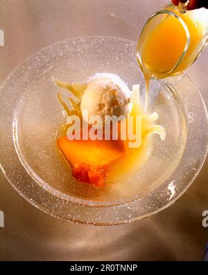 Zuppa di melone con sorbetto allo zenzero e al limone Foto Stock