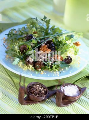 Noce e insalata di lumaca Foto Stock