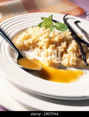 Vanigliato budino di riso con refrigerate purea di albicocca Foto Stock