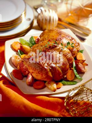 Arrosto di vitello con verdure a molla Foto Stock