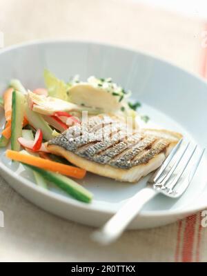 Filetto di luccio alla griglia con verdure Foto Stock