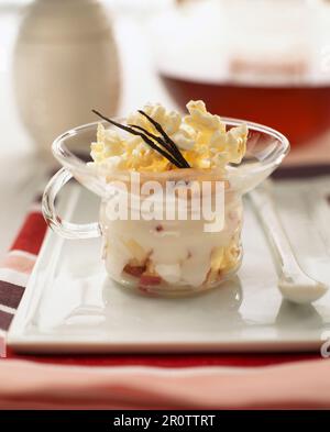 Macedonia di frutta con fromage blanc e popcorn Foto Stock