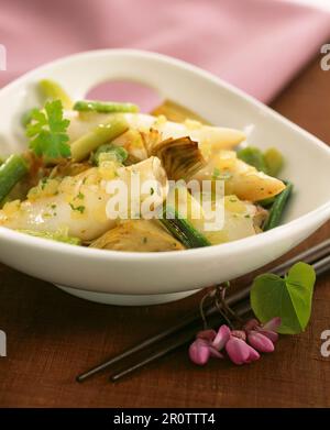 In padella i calamari e carciofi Foto Stock