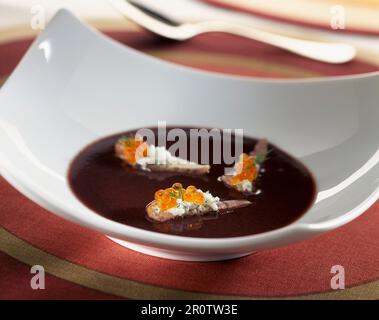 zuppa di olive nere e uova di pesce sul pane tostato Foto Stock