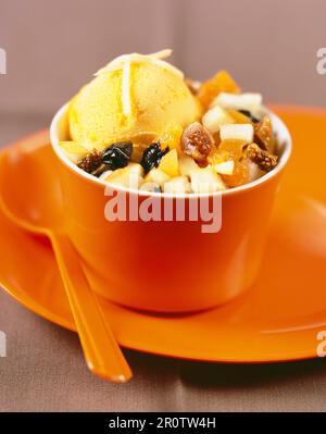 Scorpetta di frutta e sorbetto al mango Foto Stock