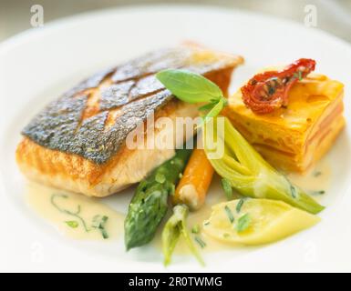 Salmone alla griglia bistecca con verdure e flan di carota Foto Stock