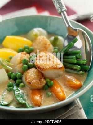 Le capesante alla griglia con verdure in salsa Foto Stock