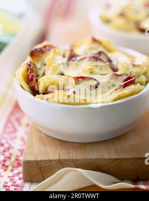 Patate e prosciutto affumicato gratin Foto Stock