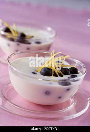 Crema di Yogurt con mirtilli e limone zests Foto Stock