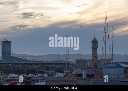 Barcellona, Spagna - Giugno 08 2018: Il Vell del Porto con la Torre dell'Orologio di Barceloneta al tramonto. Foto Stock