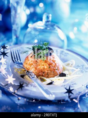 Tartare di salmone con tartufo e finocchio grattugiato Foto Stock