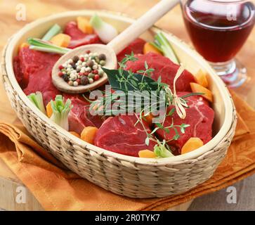 Carne di manzo cruda per bourguignon Foto Stock