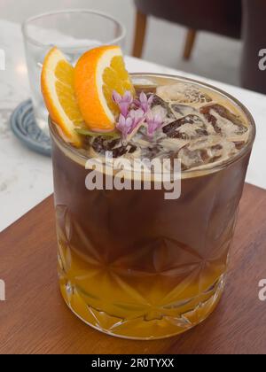 Miscela di caffè nero sciroppo d'arancia frizzante e rosmarino / Iced caffè  americano Iced con succo d'arancia al limone e soda Foto stock - Alamy