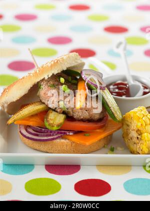 Hamburger di vitello e verdure alla griglia Foto Stock