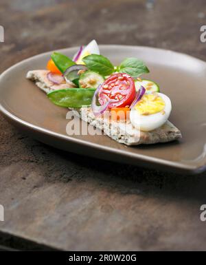 Canapé libanese con verdure crude Foto Stock