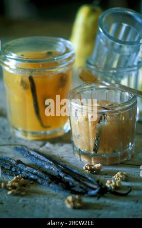 Composta di pere con noci e vaniglia Foto Stock