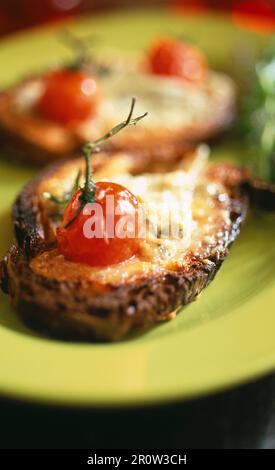 Il formaggio di capra e pomodori sul pane tostato Foto Stock