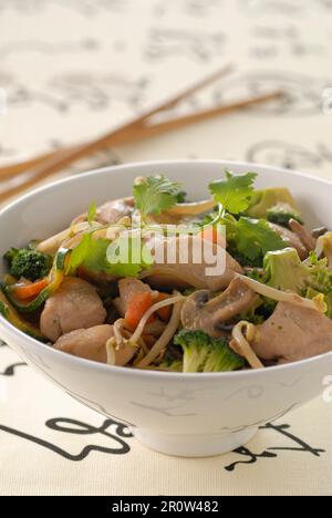 Pollo e verdure cotte in un wok Foto Stock