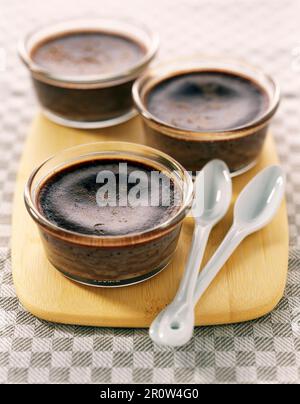 Singoli crema di cioccolato dessert Foto Stock