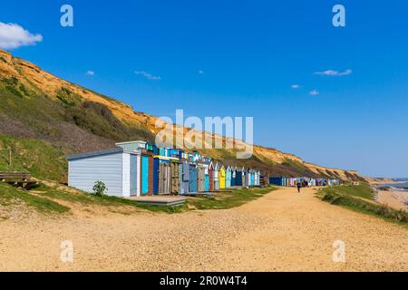 Capanne sulla spiaggia a Barton-on-Sea in una giornata di sole a Barton on on Sea, Hampshire, Regno Unito nel mese di aprile Foto Stock