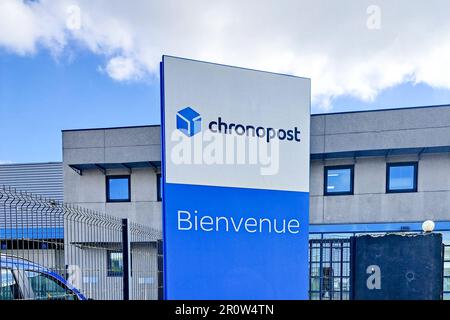 Bordeaux , Aquitaine France - 05 02 2023 : Chronopost logo segno e testo del marchio costruzione magazzino consegna magazzino Foto Stock