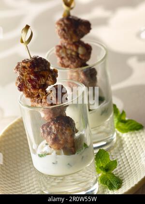 Agnello kefta spiedini e yogurt alla menta Foto Stock