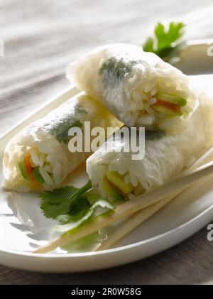 Salmone,l'avocado, il coriandolo e il riso involtini primavera Foto Stock