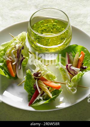 Giovani foglie di lattuga riempito con verdure crude Foto Stock