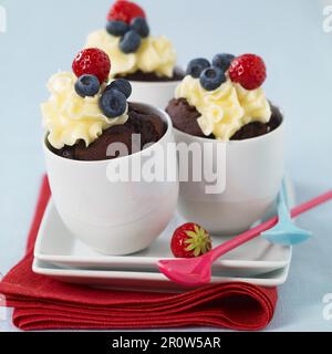 Cupcake al cioccolato con panna montata Foto Stock