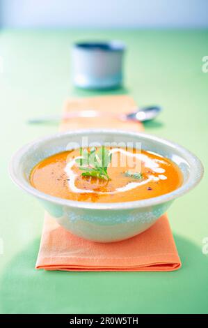 Zuppa di zucca cremata con noce moscata e castagne Foto Stock