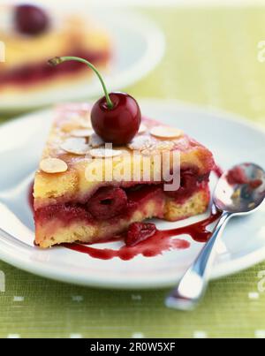 La ciliegia brioche-style torta guarnita con fette sottili di mandorle Foto Stock