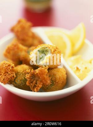 Calamari e frittelle di basilico Foto Stock