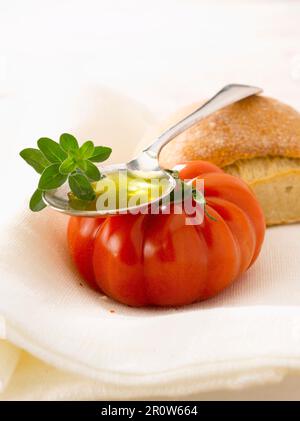 Pane, pomodoro, olio di oliva e origano fresco Foto Stock