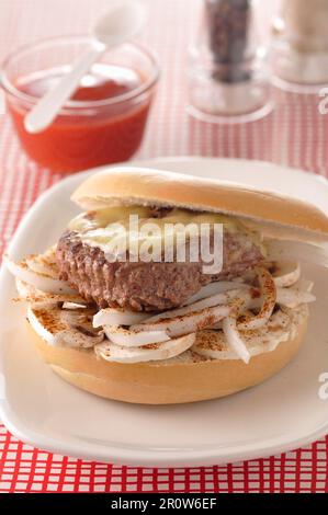 Hamburger, formaggio Salers e hamburger con bagel di cipolla Foto Stock