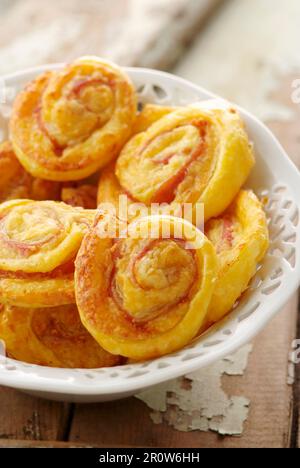 Rotoli di pasta sfoglia di prosciutto e formaggio Foto Stock