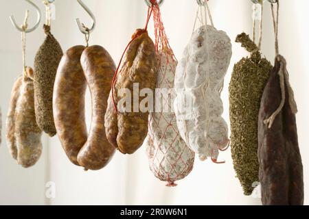 Varietà di salsicce secche appese Foto Stock