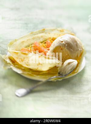 Pancake con sorbetto di pompelmi e di pomeli Foto Stock