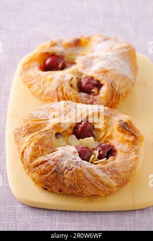 Griotte torte di pasta sfoglia di ciliegia e mandorla acida Foto Stock