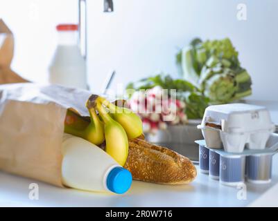 Shopping in un sacchetto di carta dal lavello in cucina Foto Stock