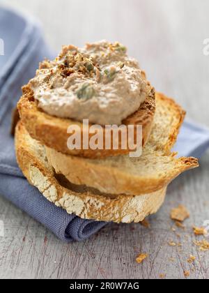 Paté di fegato di pollo con capperi sul pane tostato Foto Stock