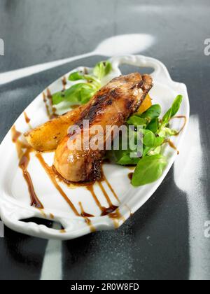 Foie gras arrosto con pere Foto Stock