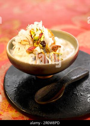 Budino di riso alla vaniglia con frutta secca Foto Stock