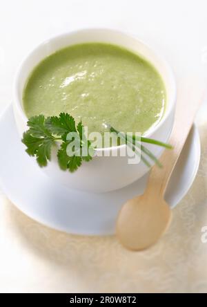 Crema fredda di cuore di lattuga e zuppa di erbe Foto Stock