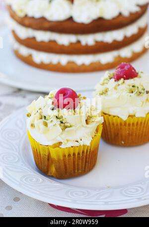 Cupcake al pistacchio e alla ciliegia Foto Stock